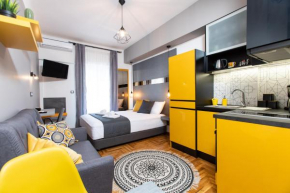 Downtown Luxury Boutique Suites : the yellow suite